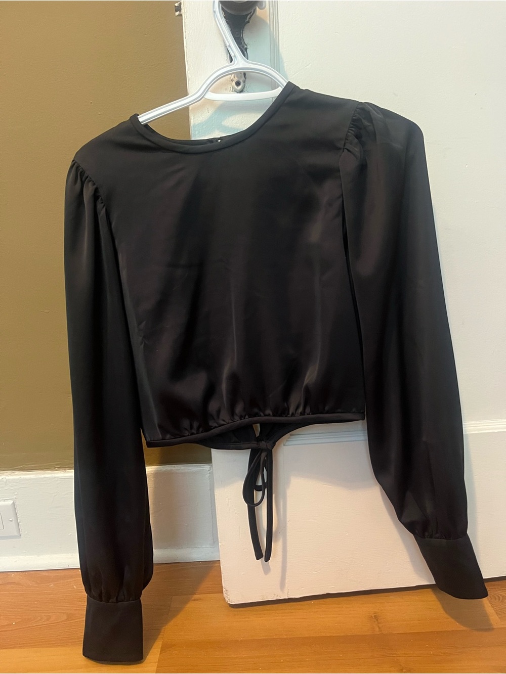 Aritzia x Wilfred - Black Long-Sleeve Cropped Tie-Back Top - Picture 3 of 6